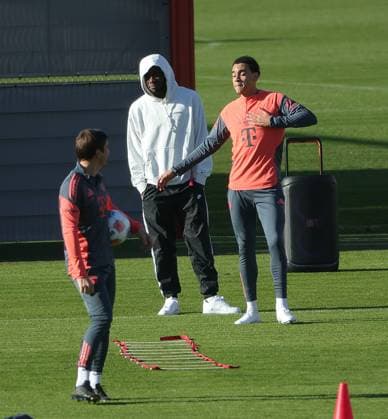 10.11.2025, FC Bayern Training, Trainingsgelaende Saebenerstrasse Muenchen, Fussball , im Bild: Simon Martinello (FC Bayern Muenchen), Alphons Davies (FC Bayern Muenchen) und Jamal Musiala (FC Bayern Muenchen)