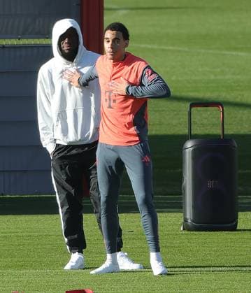 10.11.2025, FC Bayern Training, Trainingsgelaende Saebenerstrasse Muenchen, Fussball , im Bild: Alphons Davies (FC Bayern Muenchen) und Jamal Musiala (FC Bayern Muenchen)