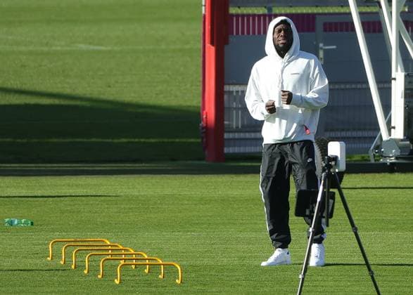 10.11.2025, FC Bayern Training, Trainingsgelaende Saebenerstrasse Muenchen, Fussball , im Bild: Alphons Davies (FC Bayern Muenchen) tanzt