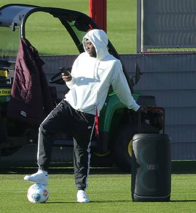 10.11.2025, FC Bayern Training, Trainingsgelaende Saebenerstrasse Muenchen, Fussball , im Bild: Alphons Davies (FC Bayern Muenchen) tanzt