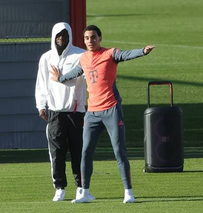 10.11.2025, FC Bayern Training, Trainingsgelaende Saebenerstrasse Muenchen, Fussball , im Bild: Alphons Davies (FC Bayern Muenchen) und Jamal Musiala (FC Bayern Muenchen) haben Spass und alles mit Musik