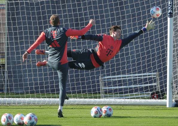 10.11.2025, FC Bayern Training, Trainingsgelaende Saebenerstrasse Muenchen, Fussball , im Bild: Michael Rechner (FC Bayern Muenchen) und Jonas Urbig (FC Bayern Muenchen)