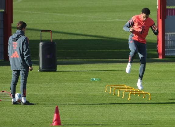 10.11.2025, FC Bayern Training, Trainingsgelaende Saebenerstrasse Muenchen, Fussball , im Bild: Simon Martinello (FC Bayern Muenchen) beobachtet Jamal Musiala (FC Bayern Muenchen)