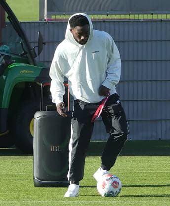 10.11.2025, FC Bayern Training, Trainingsgelaende Saebenerstrasse Muenchen, Fussball , im Bild: Alphons Davies (FC Bayern Muenchen) der mann der mit der Ball tanzt