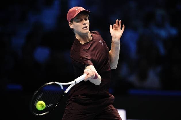 Italy s Jannik Sinner returns the ball to Canada s Felix Auger Aliassime during the singles tennis match of the ATP, Tennis Herren World Tour Finals at the Inalpi Arena in Turin, Italy - Sunday, Nov. 10, 2025. - .  Copyright: xMarcoxAlpozzi LaPressex