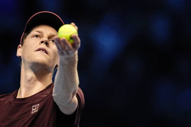 Italy s Jannik Sinner serves against Canada s Felix Auger Aliassime during the singles tennis match of the ATP, Tennis Herren World Tour Finals at the Inalpi Arena in Turin, Italy - Sunday, Nov. 10, 2025. - .  Copyright: xMarcoxAlpozzi LaPressex