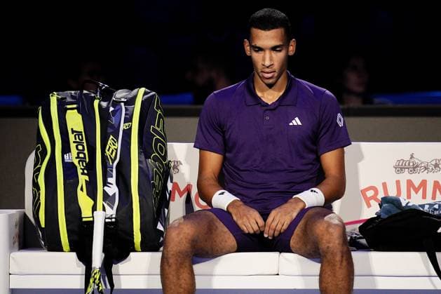 Canada s Felix Auger Aliassime react during the singles tennis match of the ATP, Tennis Herren World Tour Finals against Italy s Jannik Sinner at the Inalpi Arena in Turin, Italy - Sunday, Nov. 10, 2025. - .  Copyright: xMarcoxAlpozzi LaPressex