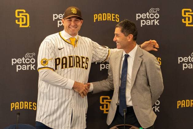 November 10, 2025, San Diego, California, USA: Padres General Manager A.J. PRELLER shakes hands with CRAIG STAMMEN as Stammen is introduced as the Padres new manager San Diego USA - ZUMAp224 20251110_znp_p224_003 Copyright: xBrandonxPollardx