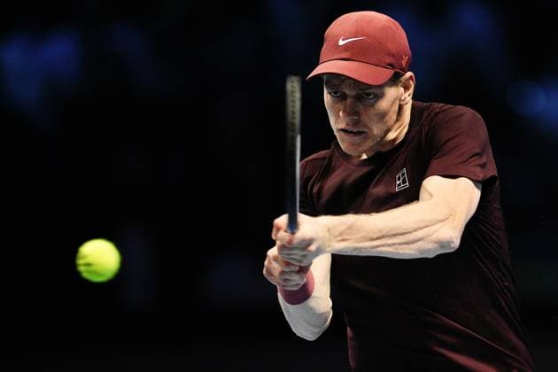 Italy s Jannik Sinner returns the ball to Canada s Felix Auger Aliassime during the singles tennis match of the ATP, Tennis Herren World Tour Finals at the Inalpi Arena in Turin, Italy - Sunday, Nov. 10, 2025. - .  Copyright: xMarcoxAlpozzi LaPressex