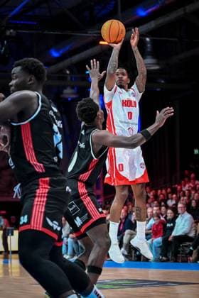 Barmer 2. Basketball Bundesliga ProA: Rheinstars Köln vs. SBB Baskets Wolmirstedt, 10.11.2025 Cedric Cezell Russell Jr. (RheinStarsKöln 0), Barmer 2. Basketball Bundesliga ProA: Rheinstars Köln vs. SBB Baskets Wolmirstedt am 10.11.2025 in der Motorworld Köln in Koeln (Nordrhein-Westfalen) Copyright: xBEAUTIFULxSPORTS Mueller-Laschetx