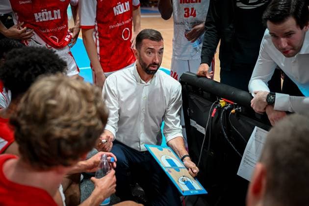 Barmer 2. Basketball Bundesliga ProA: Rheinstars Köln vs. SBB Baskets Wolmirstedt, 10.11.2025 Zoran Kukic (Trainer RheinStars Köln), Barmer 2. Basketball Bundesliga ProA: Rheinstars Köln vs. SBB Baskets Wolmirstedt am 10.11.2025 in der Motorworld Köln in Koeln (Nordrhein-Westfalen) Copyright: xBEAUTIFULxSPORTS Mueller-Laschetx
