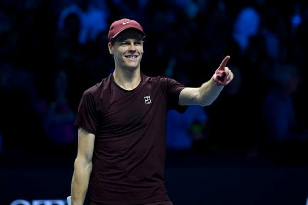 November 10, 2025: Jannik Sinner of Italy plays a backhand against Felix Auger-Aliassime of Canada during their Men s Single s Nitto ATP, Tennis Herren Finals match during day two of the Nitto ATP Finals at Inalpi Arena on November 10, 2025 in Turin, Italy. - ZUMAg210 20251110_abp_g210_127 Copyright: xStefanoxGuidix