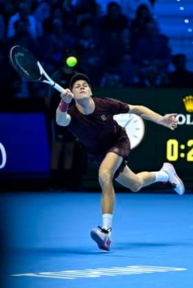 November 11, 2025: Jannik Sinner of Italy plays a backhand against Felix Auger-Aliassime of Canada during their Men s Single s Nitto ATP, Tennis Herren Finals match during day two of the Nitto ATP Finals at Inalpi Arena on November 10, 2025 in Turin, Italy. - ZUMAg210 20251111_abp_g210_001 Copyright: xStefanoxGuidix