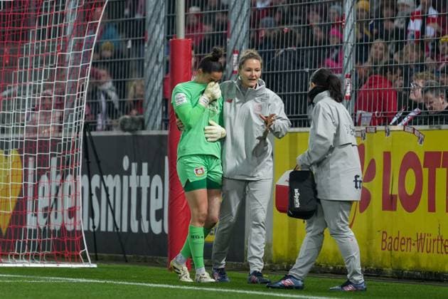 Charlotte Voll (Bayer 04 Leverkusen, 01) Verletzung , Deutschland, Fussball, GooglePixel Frauen-Bundesliga, 10.Spieltag, 2025 2026, SC Freiburg vs. Bayer 04 Leverkusen, 10.11.2025, Dreisamstadion, Freiburg, Deutschland DFB REGULATIONS PROHIBIT ANY USE OF PHOTOGRAPHS AS IMAGE SEQUENCES AND OR QUASI-VIDEO. Freiburg Dreisamstadion Baden-Wuerttemberg Deutschland Copyright: xArnexAmbergx