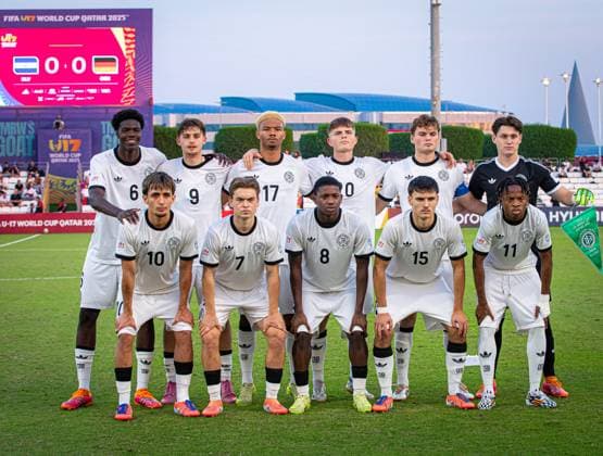 Fussball FIFA U17, U 17 U 17 Weltmeisterschaft Katar 2025 - El Salvador vs Deutschland - Gruppe G Spiel 61: Startformation Deutschland mit Mussa Kaba (Deutschland, 6) Ebu Bekir Is (Deutschland, 10) Alexander Staff (Deutschland, 9) Benjamin Ley (Deutschland, 7) Maik Afri Akumu (Deutschland, 17) Jeremiah Mensah (Deutschland, 8) Ben Kieffer (Deutschland, 20) Niklas Scheller (Deutschland, 15) Benno Kaltefleiter (Deutschland, 16) Wisdom Mike (Deutschland, 11) Marcello Trippel (Deutschland, 1) Copyright: xRedhaxHosnixSegganix