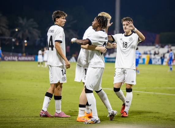 Fussball FIFA U17, U 17 U 17 Weltmeisterschaft Katar 2025 - El Salvador vs Deutschland - Gruppe G Spiel 61: Toni Langsteiner (Deutschland, 14) Wisdom Mike (Deutschland, 11) Christian Prenaj (Deutschland, 18) Copyright: xRedhaxHosnixSegganix