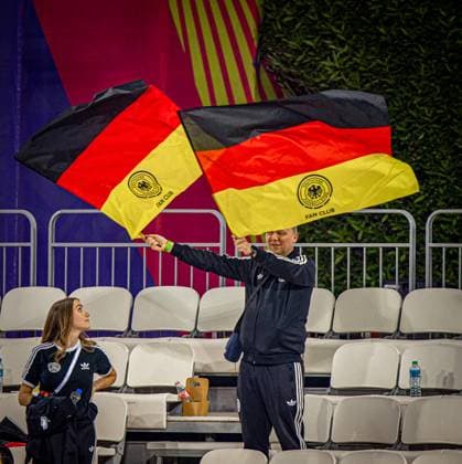 Fussball FIFA U17, U 17 U 17 Weltmeisterschaft Katar 2025 - El Salvador vs Deutschland - Gruppe G Spiel 61: Deutscher Fan, Fahne Copyright: xRedhaxHosnixSegganix