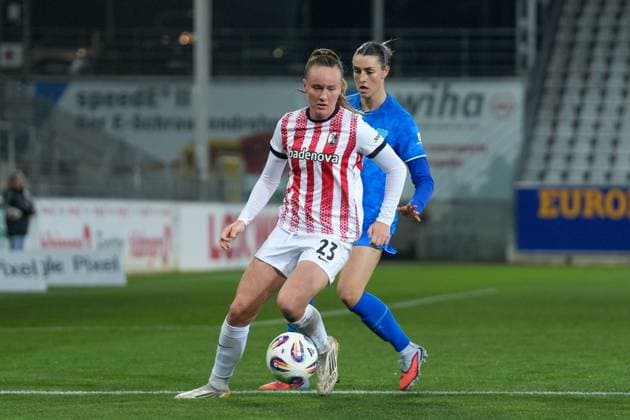 Luca Birkholz (SC Freiburg, 23) am Ball , Deutschland, Fussball, GooglePixel Frauen-Bundesliga, 10.Spieltag, 2025 2026, SC Freiburg vs. Bayer 04 Leverkusen, 10.11.2025, Dreisamstadion, Freiburg, Deutschland DFB REGULATIONS PROHIBIT ANY USE OF PHOTOGRAPHS AS IMAGE SEQUENCES AND OR QUASI-VIDEO. Freiburg Dreisamstadion Baden-Wuerttemberg Deutschland Copyright: xArnexAmbergx