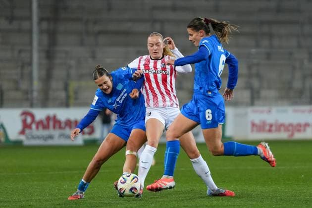 Julia Mickenhagen (Bayer 04 Leverkusen, 18), Tessa Blumenberg (SC Freiburg, 07) und Katharina Piljic (Bayer 04 Leverkusen, 06) im Kampf um den Ball , Deutschland, Fussball, GooglePixel Frauen-Bundesliga, 10.Spieltag, 2025 2026, SC Freiburg vs. Bayer 04 Leverkusen, 10.11.2025, Dreisamstadion, Freiburg, Deutschland DFB REGULATIONS PROHIBIT ANY USE OF PHOTOGRAPHS AS IMAGE SEQUENCES AND OR QUASI-VIDEO. Freiburg Dreisamstadion Baden-Wuerttemberg Deutschland Copyright: xArnexAmbergx