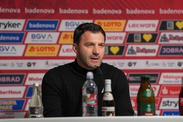 Edmond Kapllani (SC Freiburg, Trainer) bei der PK , Deutschland, Fussball, GooglePixel Frauen-Bundesliga, 10.Spieltag, 2025 2026, SC Freiburg vs. Bayer 04 Leverkusen, 10.11.2025, Dreisamstadion, Freiburg, Deutschland DFB REGULATIONS PROHIBIT ANY USE OF PHOTOGRAPHS AS IMAGE SEQUENCES AND OR QUASI-VIDEO. Freiburg Dreisamstadion Baden-Wuerttemberg Deutschland Copyright: xArnexAmbergx