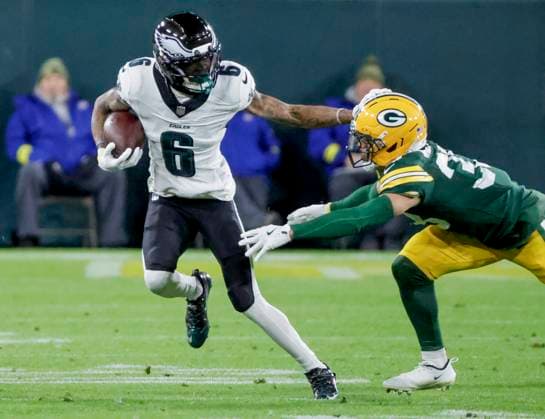 Philadelphia Eagles wide receiver Devonta Smith (L) fends off Green Bay Packers safety Evan Williams (R) in the first half of the NFL, American Football Herren, USA game between the Philadelphia Eagles and the Green Bay Packers at Lambeau Field in Green Bay, Wisconsin on Monday, November 10, 2025.  MIL20251110821 TANNENxMAURY