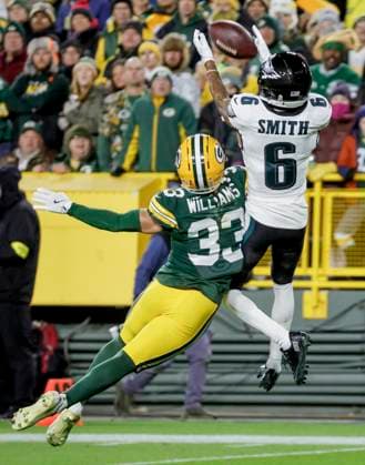 Philadelphia Eagles wide receiver Devonta Smith (R) catches a touchdown pass as Green Bay Packers safety Evan Williams (L) defends in the second half of the NFL, American Football Herren, USA game between the Philadelphia Eagles and the Green Bay Packers at Lambeau Field in Green Bay, Wisconsin on Monday, November 10, 2025. The Eagles defeated the Packers 10-7.  MIL20251110822 TANNENxMAURY