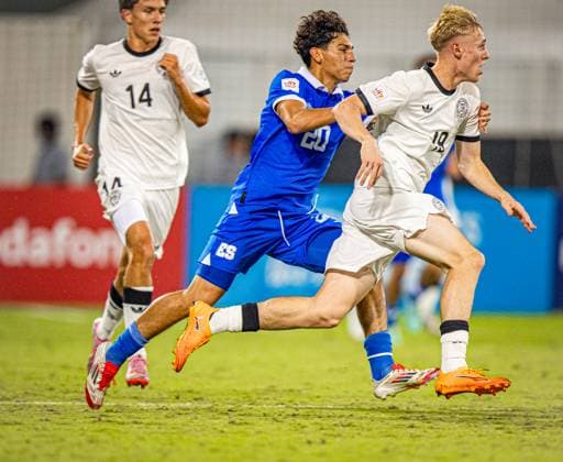 Fussball FIFA U17, U 17 U 17 Weltmeisterschaft Katar 2025 - El Salvador vs Deutschland - Gruppe G Spiel 61: Lasse Eickel (Deutschland, 19) Adonis CAMPOS (El Salvador 20) Toni Langsteiner (Deutschland, 14) Copyright: xRedhaxHosnixSegganix