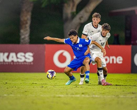 Fussball FIFA U17, U 17 U 17 Weltmeisterschaft Katar 2025 - El Salvador vs Deutschland - Gruppe G Spiel 61: Toni Langsteiner (Deutschland, 14) Ben Kieffer (Deutschland, 20) Copyright: xRedhaxHosnixSegganix