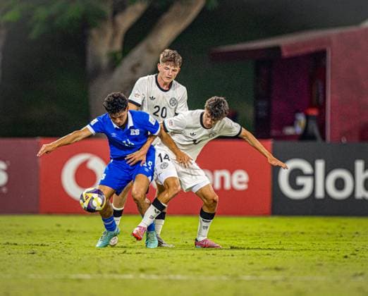 Fussball FIFA U17, U 17 U 17 Weltmeisterschaft Katar 2025 - El Salvador vs Deutschland - Gruppe G Spiel 61: Toni Langsteiner (Deutschland, 14) Ben Kieffer (Deutschland, 20) Copyright: xRedhaxHosnixSegganix