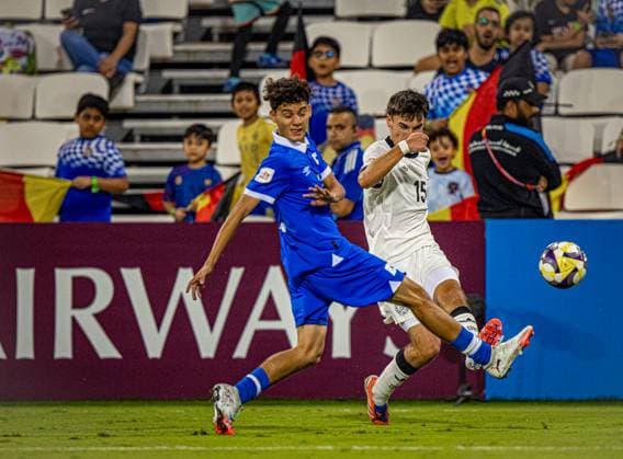 Fussball FIFA U17, U 17 U 17 Weltmeisterschaft Katar 2025 - El Salvador vs Deutschland - Gruppe G Spiel 61: Niklas Scheller (Deutschland, 15) Jose GUATEMALA (El Salvador, 2) Copyright: xRedhaxHosnixSegganix