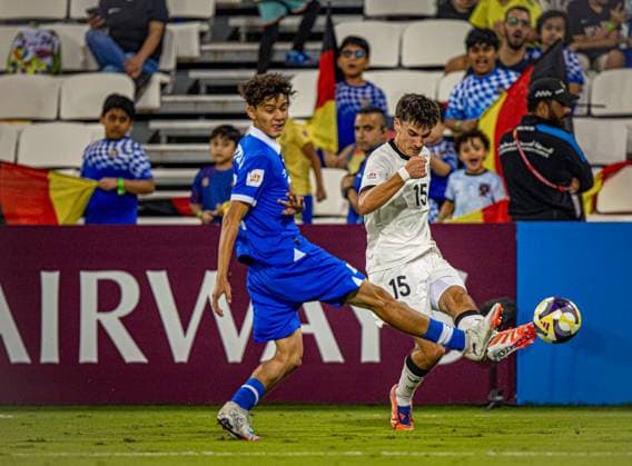 Fussball FIFA U17, U 17 U 17 Weltmeisterschaft Katar 2025 - El Salvador vs Deutschland - Gruppe G Spiel 61: Niklas Scheller (Deutschland, 15) Jose GUATEMALA (El Salvador, 2) Copyright: xRedhaxHosnixSegganix