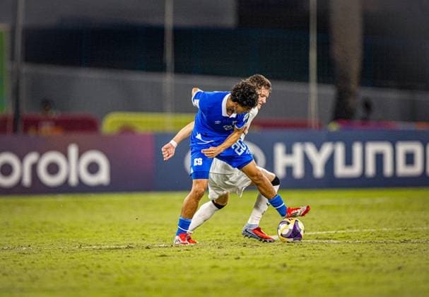 Fussball FIFA U17, U 17 U 17 Weltmeisterschaft Katar 2025 - El Salvador vs Deutschland - Gruppe G Spiel 61: Adonis CAMPOS (El Salvador, 20) Christian Prenaj (Deutschland, 18) Copyright: xRedhaxHosnixSegganix