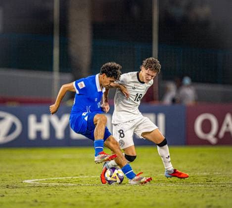 Fussball FIFA U17, U 17 U 17 Weltmeisterschaft Katar 2025 - El Salvador vs Deutschland - Gruppe G Spiel 61: Adonis CAMPOS (El Salvador, 20) Christian Prenaj (Deutschland, 18) Copyright: xRedhaxHosnixSegganix