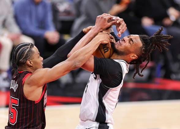 (251111) -- CHICAGO, Nov. 11, 2025 -- San Antonio Spurs Stephon Castle (R) vies with Chicago Bulls Isaac Okoro during the 2025-2026 NBA, Basketball Herren, USA regular season match between Chicago Bulls and San Antonio Spurs in Chicago, the United States, on Nov. 10, 2025. (Photo by Xinhua) (SP)U.S.-CHICAGO-BASKETBALL-NBA-BULLS VS SPURS JoelxLerner 