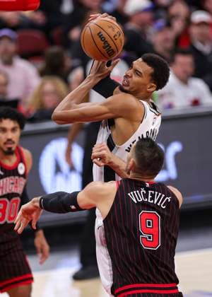 (251111) -- CHICAGO, Nov. 11, 2025 -- San Antonio Spurs Victor Wembanyama (top) goes for a layup during the 2025-2026 NBA, Basketball Herren, USA regular season match between Chicago Bulls and San Antonio Spurs in Chicago, the United States, on Nov. 10, 2025. (Photo by Xinhua) (SP)U.S.-CHICAGO-BASKETBALL-NBA-BULLS VS SPURS JoelxLerner 