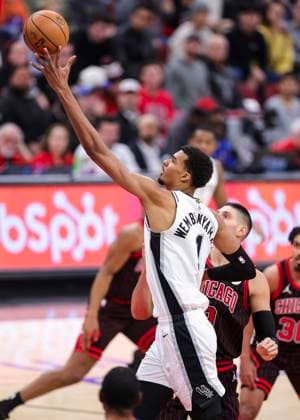 (251111) -- CHICAGO, Nov. 11, 2025 -- San Antonio Spurs Victor Wembanyama (front) goes for a layup during the 2025-2026 NBA, Basketball Herren, USA regular season match between Chicago Bulls and San Antonio Spurs in Chicago, the United States, on Nov. 10, 2025. (Photo by Xinhua) (SP)U.S.-CHICAGO-BASKETBALL-NBA-BULLS VS SPURS JoelxLerner 
