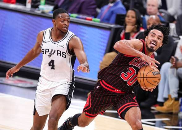 (251111) -- CHICAGO, Nov. 11, 2025 -- Chicago Bulls Tre Jones (R) drives against San Antonio Spurs De Aaron Fox during the 2025-2026 NBA, Basketball Herren, USA regular season match between Chicago Bulls and San Antonio Spurs in Chicago, the United States, on Nov. 10, 2025. (Photo by Xinhua) (SP)U.S.-CHICAGO-BASKETBALL-NBA-BULLS VS SPURS JoelxLerner 