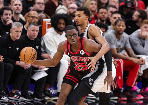 (251111) -- CHICAGO, Nov. 11, 2025 -- Chicago Bulls Jalen Smith (front) vies with San Antonio Spurs Victor Wembanyama during the 2025-2026 NBA, Basketball Herren, USA regular season match between Chicago Bulls and San Antonio Spurs in Chicago, the United States, on Nov. 10, 2025. (Photo by Xinhua) (SP)U.S.-CHICAGO-BASKETBALL-NBA-BULLS VS SPURS JoelxLerner 