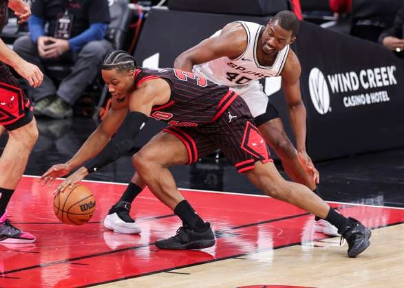 (251111) -- CHICAGO, Nov. 11, 2025 -- Chicago Bulls Isaac Okoro (L) vies with San Antonio Spurs Harrison Barnes during the 2025-2026 NBA, Basketball Herren, USA regular season match between Chicago Bulls and San Antonio Spurs in Chicago, the United States, on Nov. 10, 2025. (Photo by Xinhua) (SP)U.S.-CHICAGO-BASKETBALL-NBA-BULLS VS SPURS JoelxLerner 