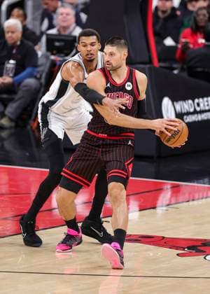 (251111) -- CHICAGO, Nov. 11, 2025 -- Chicago Bulls Nikola Vucevic (front) competes against San Antonio Spurs Victor Wembanyama during the 2025-2026 NBA, Basketball Herren, USA regular season match between Chicago Bulls and San Antonio Spurs in Chicago, the United States, on Nov. 10, 2025. (Photo by Xinhua) (SP)U.S.-CHICAGO-BASKETBALL-NBA-BULLS VS SPURS JoelxLerner 