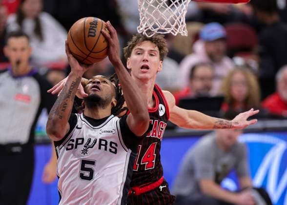 (251111) -- CHICAGO, Nov. 11, 2025 -- San Antonio Spurs Stephon Castle (front) vies with Chicago Bulls Matas Buzelis during the 2025-2026 NBA, Basketball Herren, USA regular season match between Chicago Bulls and San Antonio Spurs in Chicago, the United States, on Nov. 10, 2025. (Photo by Xinhua) (SP)U.S.-CHICAGO-BASKETBALL-NBA-BULLS VS SPURS JoelxLerner 