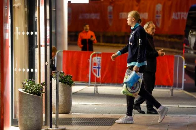 Press conference with the Norwegian men s national football team Oslo 20251110 National team player Erling Braut Haaland is greeted by security officer Geir Ellefsen when he arrives at the national team meeting at Ullevaal Stadium on Monday afternoon Norway will face Estonia and Italy in the last two matches of the World Cup qualifiers Photo Jonas Been Henriksen NTB Oslo Norway EDITORIAL USE ONLY RESTRICTED USE FOR BETTING COMPANIES  Copyright: xJonasxBeenxHenriksenx xNTBx