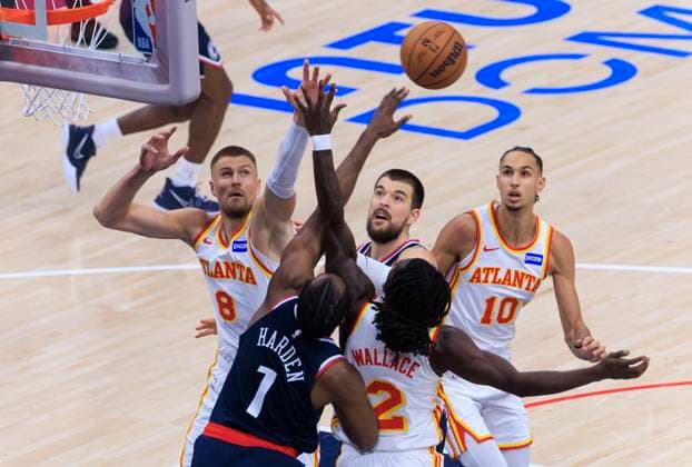 November 10, 2025, Inglewood, California, USA: Kristaps Porzingis 8, Keaton Wallace 2 and Zaccharie Risacher 10 of the Atlanta Hawks and James Harden 1 and Ivica Zubac 40 of the Los Angeles Clippers reach for the rebound during their regular season NBA, Basketball Herren, USA game on Monday November 10, 2025 at Intuit Dome in Inglewood, California. Clippers lose to Hawks, 102-105. ARIANA RUIZ PI Inglewood USA - ZUMAp124 20251110_zaa_p124_004 Copyright: xArianaxRuizx