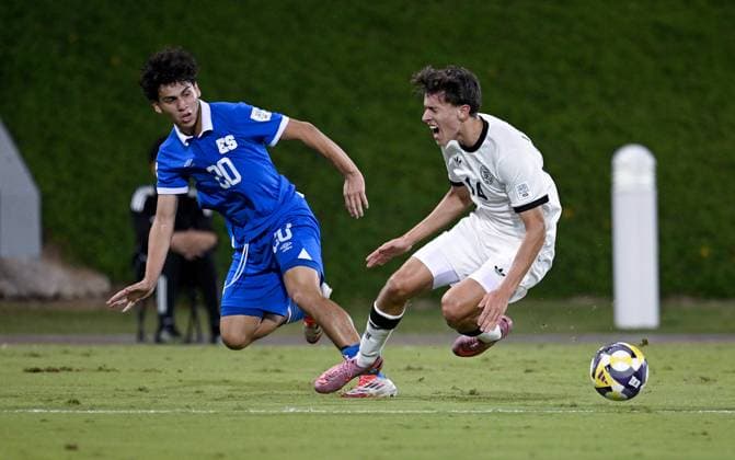 Fussball, Junioren U 17 WM 2025 in Doha Katar Vorrunde 10.11.2025 Gruppe G El Salvador - Deutschland Adonis Campos (li, El Salvador) gegen Toni Langsteiner (re, Deutschland)