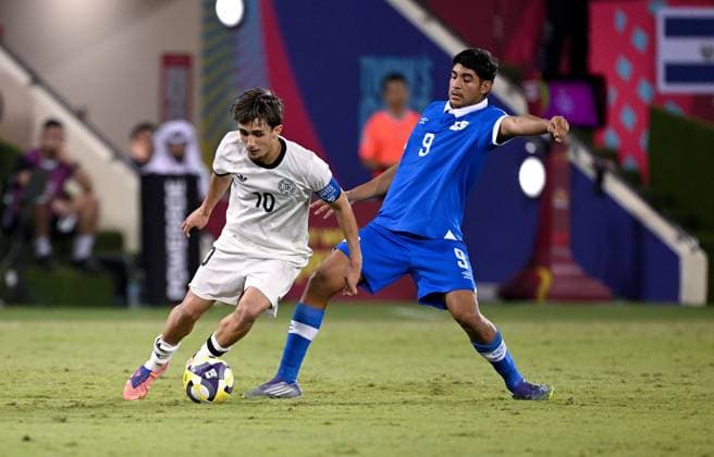 Fussball, Junioren U 17 WM 2025 in Doha Katar Vorrunde 10.11.2025 Gruppe G El Salvador - Deutschland Eba Bekir Is (li, Deutschland) gegen Luis Tobar (re, El Salvador)