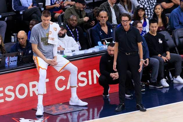 November 10, 2025, Inglewood, California, USA: Head coach, Quin Snyder and Kristaps Porzingis 8 of the Atlanta Hawks on the sideline during their regular season NBA, Basketball Herren, USA game against the Los Angeles Clippers on Monday November 10, 2025 at Intuit Dome in Inglewood, California. Clippers lose to Hawks, 102-105. ARIANA RUIZ PI Inglewood USA - ZUMAp124 20251110_zaa_p124_126 Copyright: xArianaxRuizx