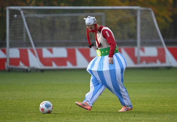 10.11.2025, xophax, Fussball 1.Bundesliga, 1.FC Köln 11.11.Karnevalsbeginn in Köln , Training. Verkleidet und Spasstraining der Mannschaft vom 1.FC Köln. Tom Krauß ( 1.FC Köln ) (DFL DFB REGULATIONS PROHIBIT ANY USE OF PHOTOGRAPHS as IMAGE SEQUENCES and or QUASI-VIDEO) Köln