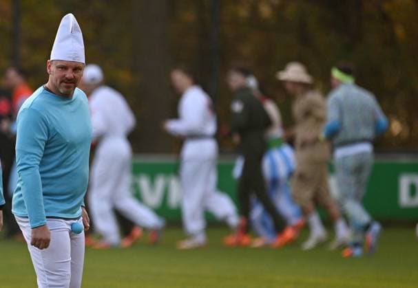 10.11.2025, xophax, Fussball 1.Bundesliga, 1.FC Köln 11.11.Karnevalsbeginn in Köln , Training. Verkleidet und Spasstraining der Mannschaft vom 1.FC Köln. Trainer Lukas Kwasniok ( 1.FC Köln ) (DFL DFB REGULATIONS PROHIBIT ANY USE OF PHOTOGRAPHS as IMAGE SEQUENCES and or QUASI-VIDEO) Köln