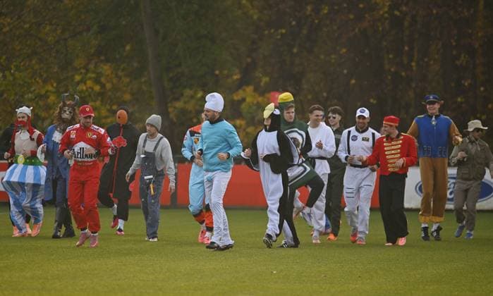 10.11.2025, xophax, Fussball 1.Bundesliga, 1.FC Köln 11.11.Karnevalsbeginn in Köln , Training. Verkleidet und Spasstraining der Mannschaft vom 1.FC Köln. Mannschaft beim Laufen verkleidet. (DFL DFB REGULATIONS PROHIBIT ANY USE OF PHOTOGRAPHS as IMAGE SEQUENCES and or QUASI-VIDEO) Köln