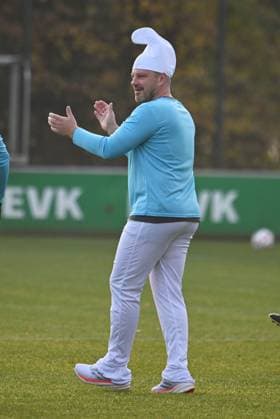 10.11.2025, xophax, Fussball 1.Bundesliga, 1.FC Köln 11.11.Karnevalsbeginn in Köln , Training. Verkleidet und Spasstraining der Mannschaft vom 1.FC Köln. Trainer Lukas Kwasniok (DFL DFB REGULATIONS PROHIBIT ANY USE OF PHOTOGRAPHS as IMAGE SEQUENCES and or QUASI-VIDEO) Köln